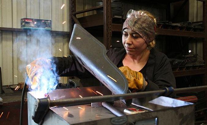 Kaynak ustası Sema, erkeklere taş çıkarıyor