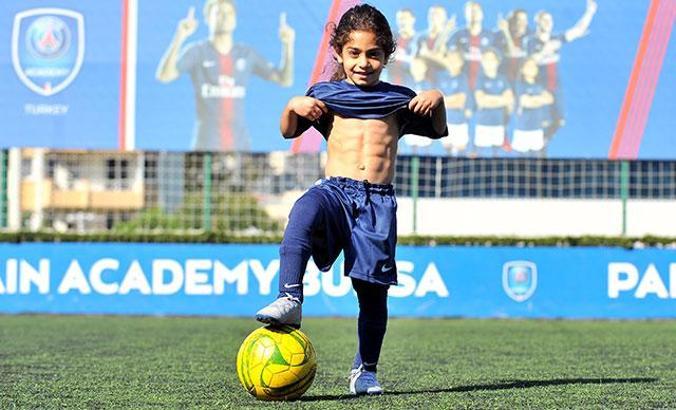 Milyonların takip ettiği 5 yaşındaki fenomen yetenek ''Ronaldo kaslı'' Arat, futboldaki hünerlerini Türkiye'de sergiledi