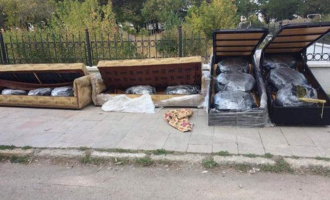 Baza ve kanepeden 105 kilo esrar çıktı