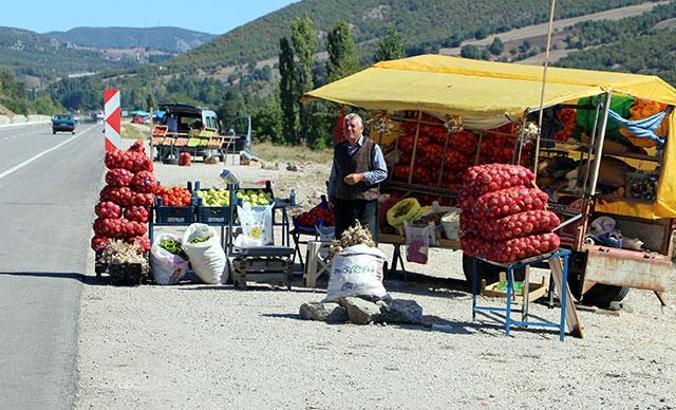 Tarlada yetiştirip, yol kenarında satıyorlar