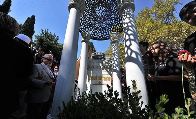 Zeki Müren, mezarı başında anıldı