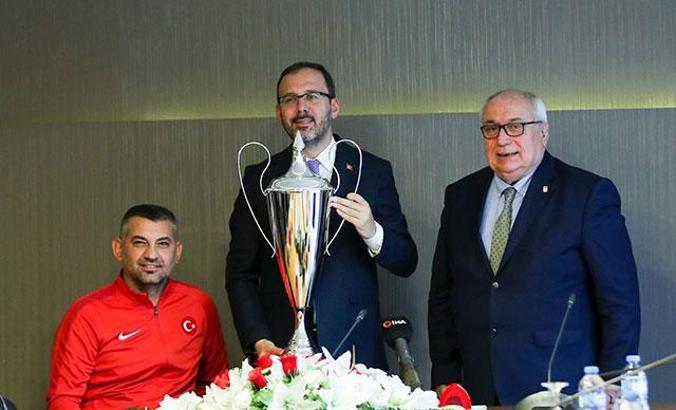 Bakan Kasapoğlu, Tekerlekli Sandalye Basketbol Milli Takımı'nı kabul etti