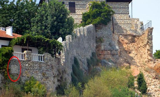 Tarihi surlara açtığı pencereye, taş görünümlü kaplama yaptırmış