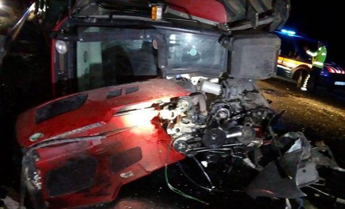 Traktörle minibüs çarpıştı: 2 ölü, 8 yaralı