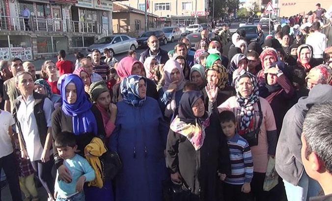 Arnavutköy'de az hasarlı okul önünde veli eylemi