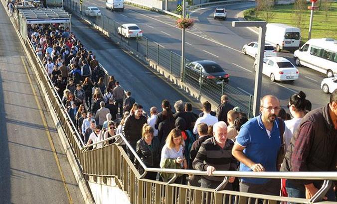 Altunizade metrobüs durağında yaşanan yoğunluğa İBB'den açıklama