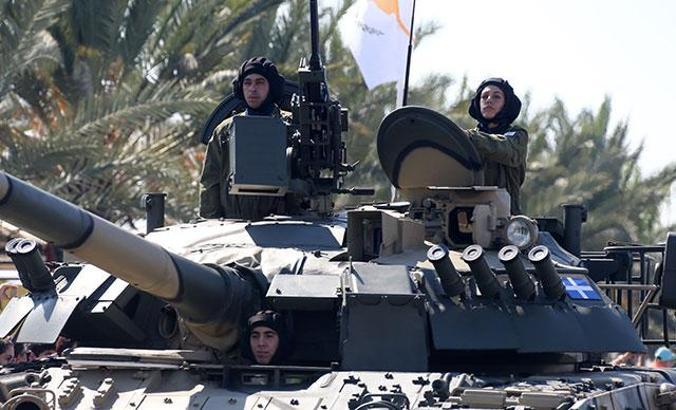 Geçit töreninde Rum kadın tankçılar dikkat çekti