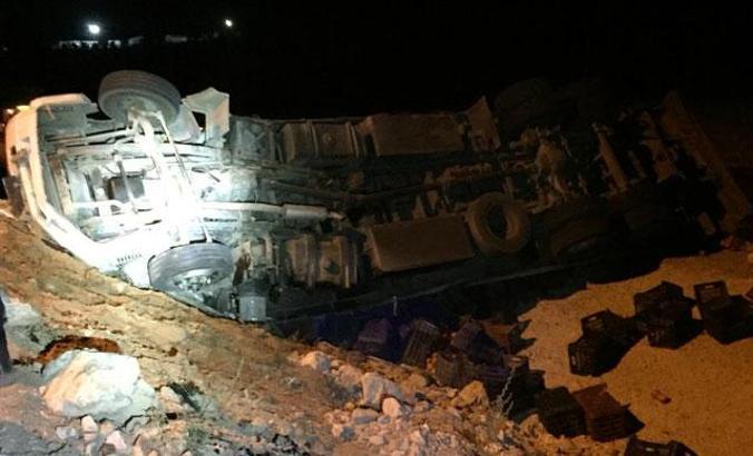 Antalya'da nar yüklü kamyon devrildi: 3 ölü