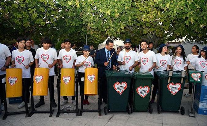 Adana Lezzet Festivali'nde 'Çöpten Sesler Orkestrası' ilgi gördü