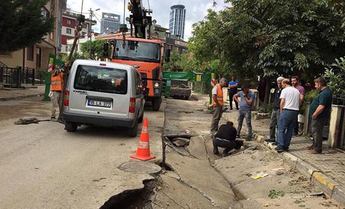 Ataşehir'de yol çöktü, çukura düşen otomobili vinç çıkardı