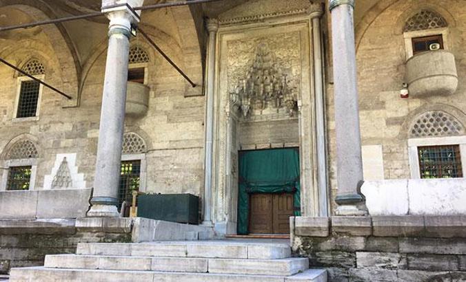 Tarihi caminin konutlar arasında kalan avlu girişi restore edilmeyi bekliyor