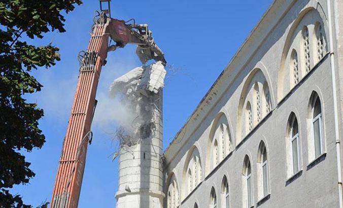 Avcılar'da yıkılan minarenin sökümü tamamlandı