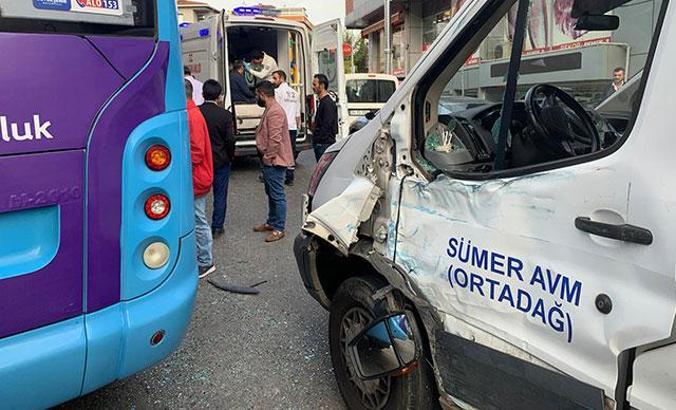 Sancaktepe'de kamyonet ve minibüs kafa kafaya çarpıştı; 2 yaralı