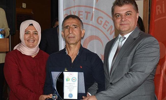 İbrahim Çolak'ın ödülü annesi ve babasına