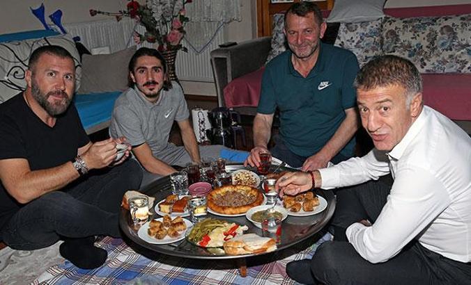 Ahmet Ağaoğlu, maç öncesi Abdülkadir Ömür ile yer sofrasında yemek yedi