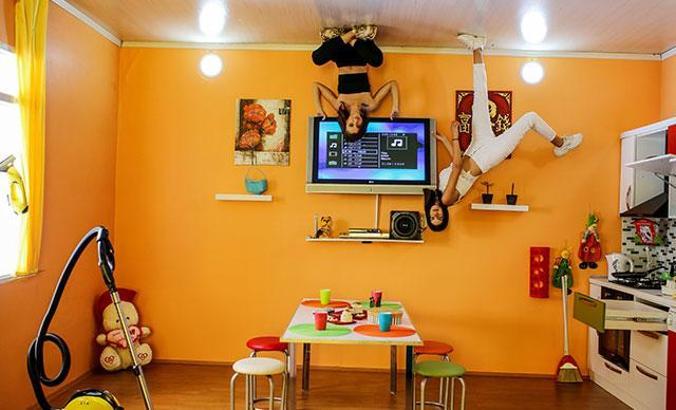 Bu evde her şey ters, evin kendisi bile