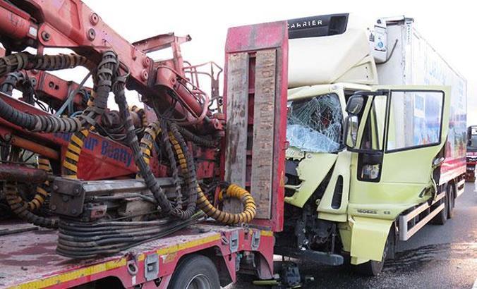 Kuzey Marmara Otoyolu'nda kamyon tıra çarptı