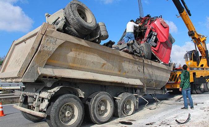 Arnavutköy'de hafriyat kamyonu İETT otobüsüne çarparak şarampole yuvarlandı; 8 yaralı