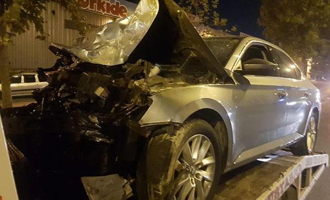 Otomobil, park halindeki TIR'a çarptı: 4 yaralı