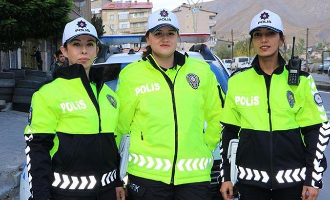 Hakkari'de trafik, kadın polislere emanet