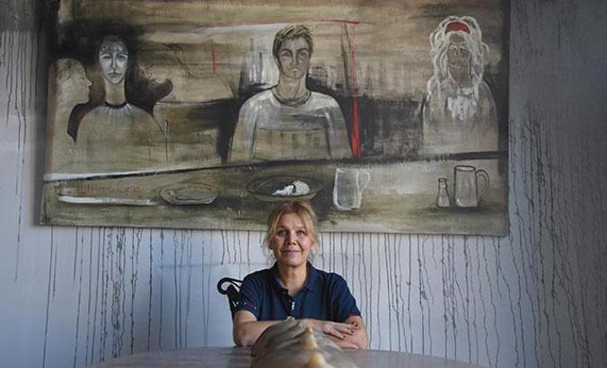 Tarihi Kardıçalı Hanı'nın yanan duvarlarında resim sergisi açtı