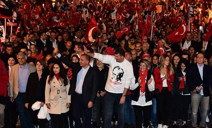 Cumhuriyet Bayramı Bağdat Caddesi’nde gelenekselleşen yürüyüşle kutlandı