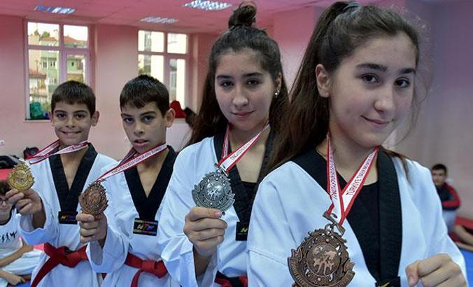 İkiz kız ve erkek tekvandocular, başarılarıyla dikkat çekiyor