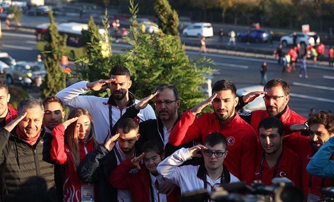 Bakan Kasapoğlu, 15 Temmuz Şehitleri Anıtı'nı ziyaret etti
