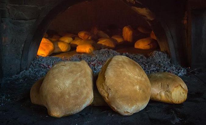 Ekmeği 126 yıl önceki usullere göre yapıp taş fırında pişiriyor