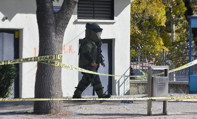 Kaldırımdaki oyuncak ayı, fünyeyle patlatıldı