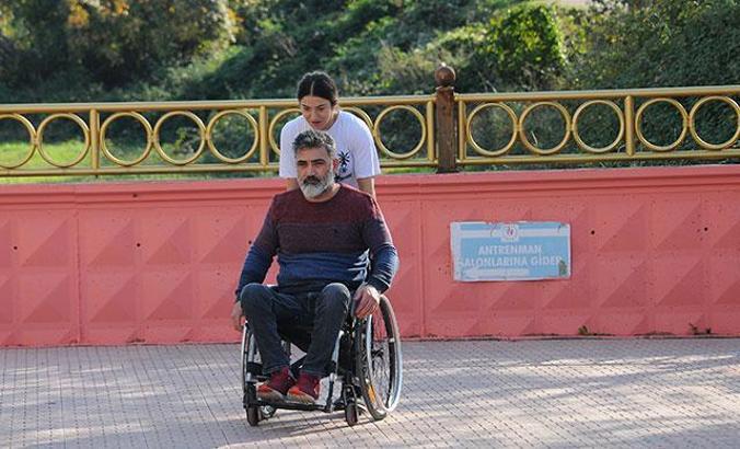 Engelli babasına eşlik etti, halterde Avrupa şampiyonu oldu