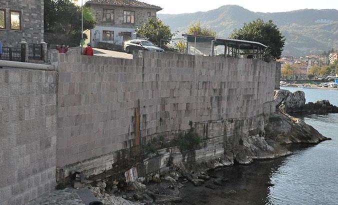 Tarihi kalenin duvarlarından kanalizasyon suyu akıyor
