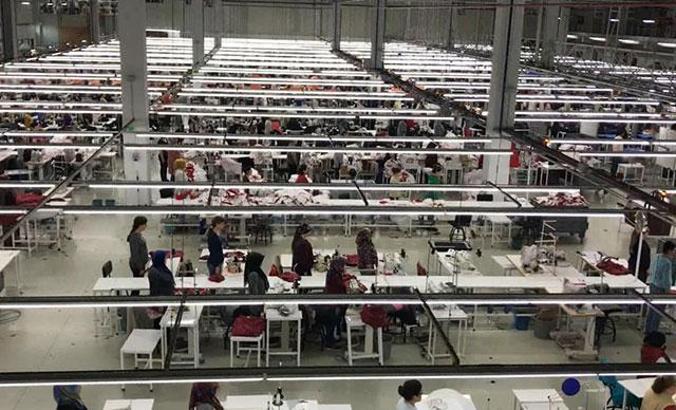 Fabrikada çalışan kadın işçiler, Atatürk'ü saygı duruşu ile andı