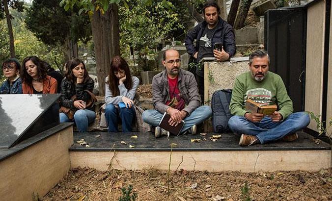 Orhan Veli'nin ölüm yıl dönümünde şiirlerini okuyarak usta şairin mezarına yürüdüler