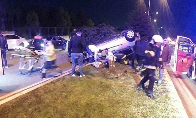 Ağaca çarptı karşı şeride geçti! 2 yaralı