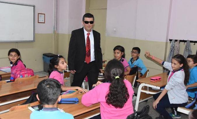 Çernobil faciasında gözlerini kaybeden öğretmenin meslek aşkı