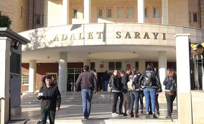 Şikayetçi olan arkadaşını, üzerine benzin döküp yaktı