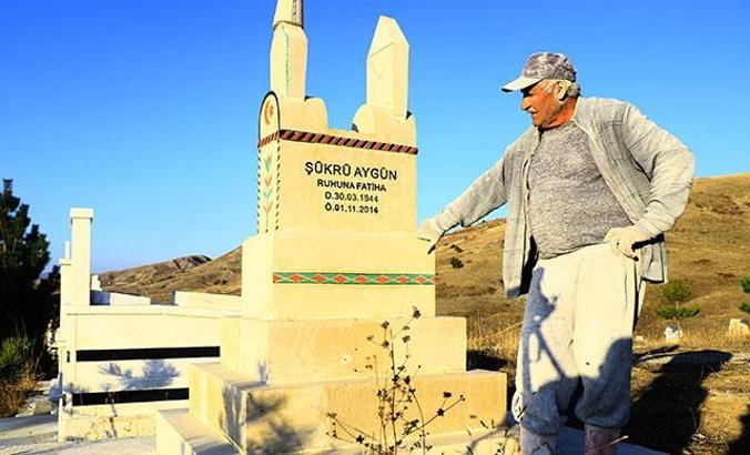 300 yıllık mezar taşı geleneğini sürdürüyor