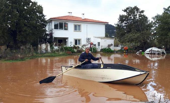 Datça'da yağmur; evine kayıkla girebildi