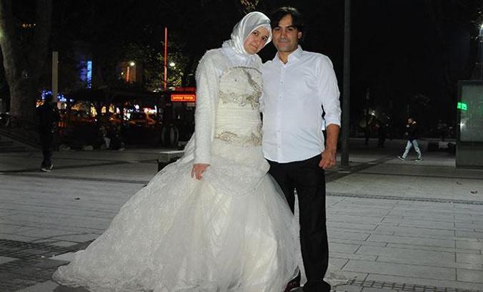 Eşini cezaevi kapısında gelinlikle karşıladı