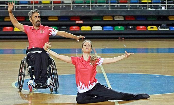 Engelleri dansla aşan milliler, göz dolduruyor