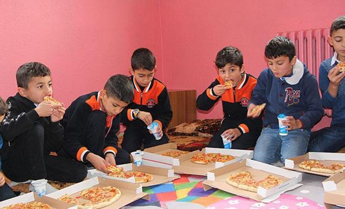 Sınır köyündeki öğrencilere pizza sürprizi