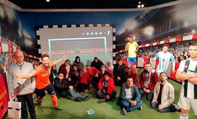 Engelliler ünlü balmumu heykel müzesini ziyaret etti