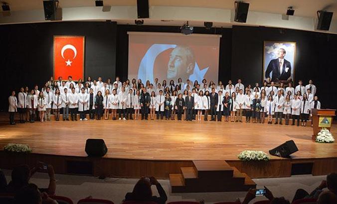 Geleceğin diş hekimleri önlüklerini törenle giydi