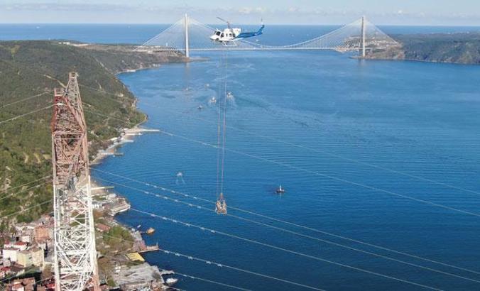 İstanbul Boğazı'nın üstünde kesintisiz elektrik için ölüme meydan okuyorlar