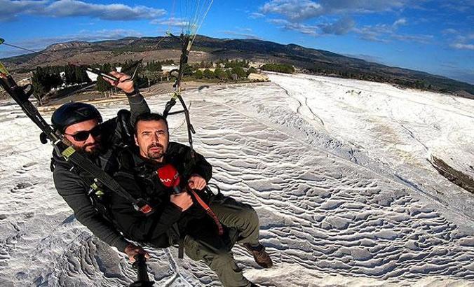 Pamukkale semalarında yamaç paraşütünde röportaj