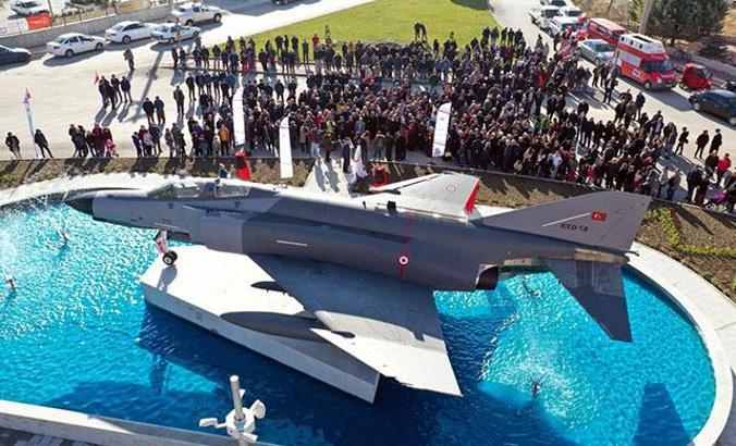 Şehit Pilot Teğmen Ayfer Gök'ün adının verildiği savaş uçaklı kavşak açıldı