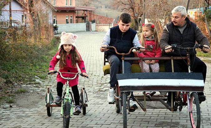 İmam, çocuklar için atık malzemelerden bisiklet yapıyor