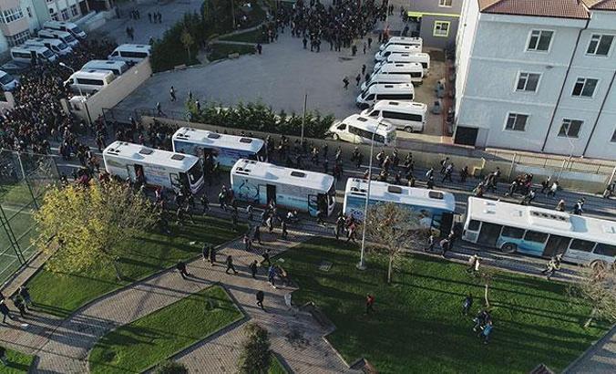 Sultangazi'de öğrencilerin tehlike dolu yolculuğu sona erdi