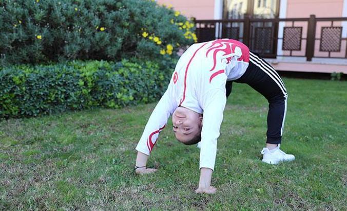 Elleri üzerinde yürürken başladığı halterde Avrupa şampiyonu oldu